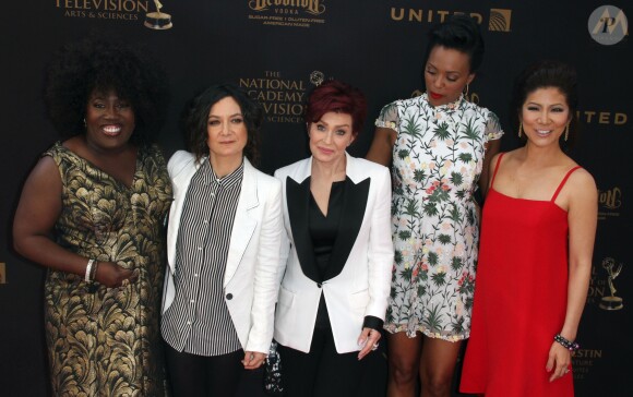 Sheryl Underwood, Sara Gilbert, Sharon Osbourne, Aisha Tyler, Julie Chen à la soirée Daytime Emmy Awards 2016 à l'hôtel Westin Bonaventure à Los Angeles, le 1er mai 2016