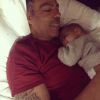 Chris Ivery, le mari d'Ellen Pompeo, pose avec leur bébé sur Instagram, le 29 décembre 2016