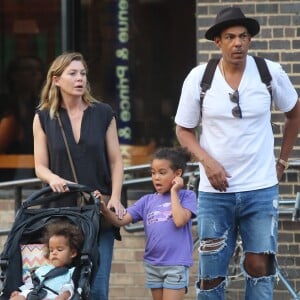 Ellen Pompeo, son mari Chris Ivery et leurs filles Stella et Sienna à New York le 30 juin 2016