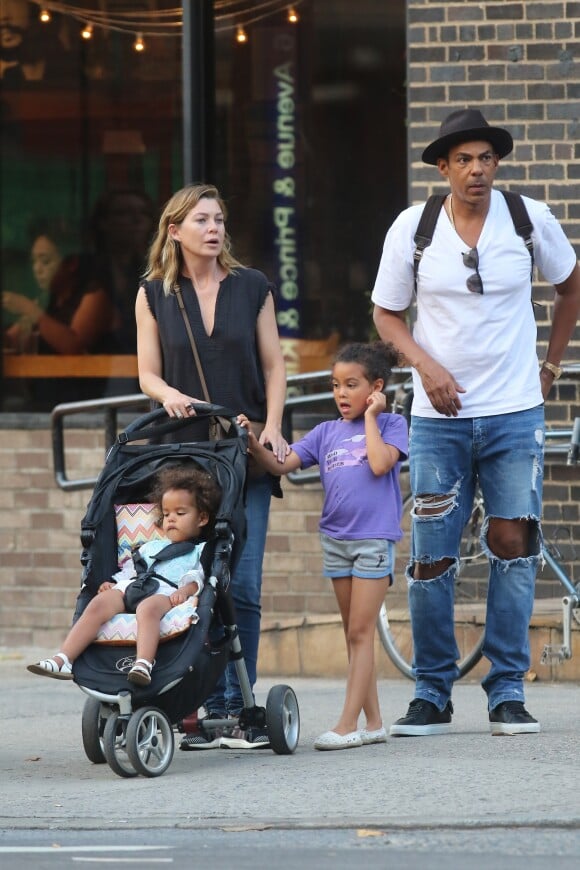 Ellen Pompeo, son mari Chris Ivery et leurs filles Stella et Sienna à New York le 30 juin 2016