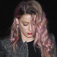 Amber Heard se rend à une fête privée d'Halloween accompagnée d’un jeune inconnu à Los Angeles. Amber n’est pas déguisée mais porte un jolie masque orné d’une plume. Le 31 octobre 2016