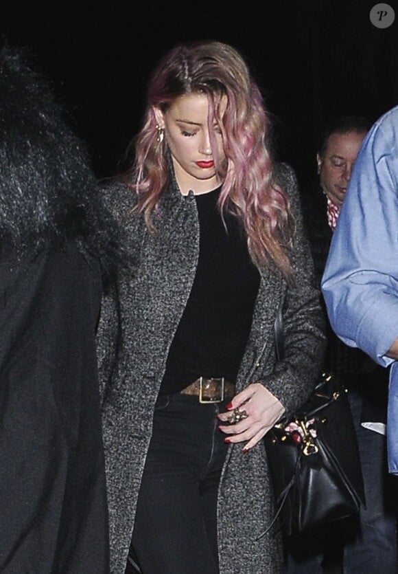 Amber Heard se rend à une fête privée d'Halloween accompagnée d’un jeune inconnu à Los Angeles. Amber n’est pas déguisée mais porte un jolie masque orné d’une plume. Le 31 octobre 2016