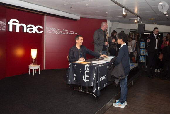 Exclusif - Gad Elmaleh lors d'une séance de dédicace pour sa bande dessinée (BD) ''Le Blond'' à la FNAC Saint-Lazare à Paris, le 17 mars 2017. © Tiziano Da Silva / Bestimage