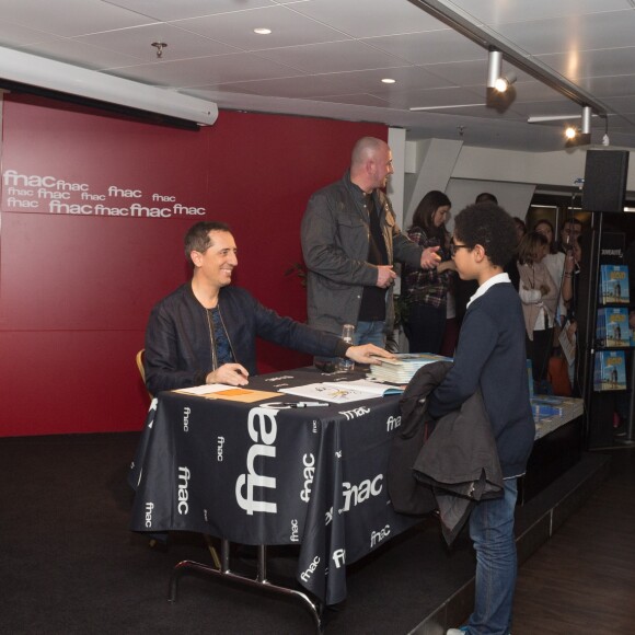 Exclusif - Gad Elmaleh lors d'une séance de dédicace pour sa bande dessinée (BD) ''Le Blond'' à la FNAC Saint-Lazare à Paris, le 17 mars 2017. © Tiziano Da Silva / Bestimage