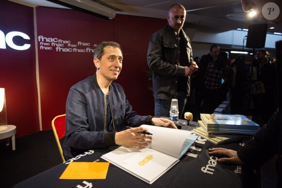 Exclusif - Gad Elmaleh lors d'une séance de dédicace pour sa bande dessinée (BD) ''Le Blond'' à la FNAC Saint-Lazare à Paris, le 17 mars 2017. © Tiziano Da Silva / Bestimage