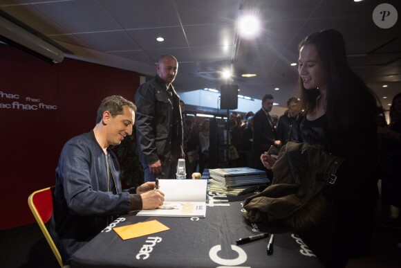 Exclusif - Gad Elmaleh lors d'une séance de dédicace pour sa bande dessinée (BD) ''Le Blond'' à la FNAC Saint-Lazare à Paris, le 17 mars 2017. © Tiziano Da Silva / Bestimage
