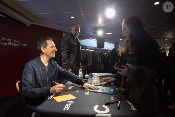 Exclusif - Gad Elmaleh lors d'une séance de dédicace pour sa bande dessinée (BD) ''Le Blond'' à la FNAC Saint-Lazare à Paris, le 17 mars 2017. © Tiziano Da Silva / Bestimage