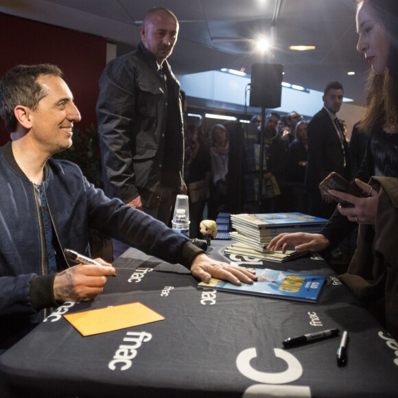 Exclusif - Gad Elmaleh lors d'une séance de dédicace pour sa bande dessinée (BD) ''Le Blond'' à la FNAC Saint-Lazare à Paris, le 17 mars 2017. © Tiziano Da Silva / Bestimage