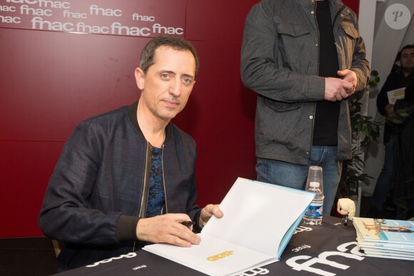 Exclusif - Gad Elmaleh lors d'une séance de dédicace pour sa bande dessinée (BD) ''Le Blond'' à la FNAC Saint-Lazare à Paris, le 17 mars 2017. © Tiziano Da Silva / Bestimage