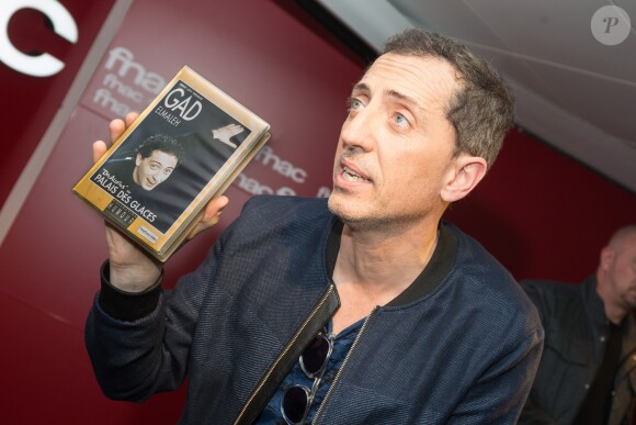 Exclusif - Gad Elmaleh lors d'une séance de dédicace pour sa bande dessinée (BD) ''Le Blond'' à la FNAC Saint-Lazare à Paris, le 17 mars 2017. © Tiziano Da Silva / Bestimage