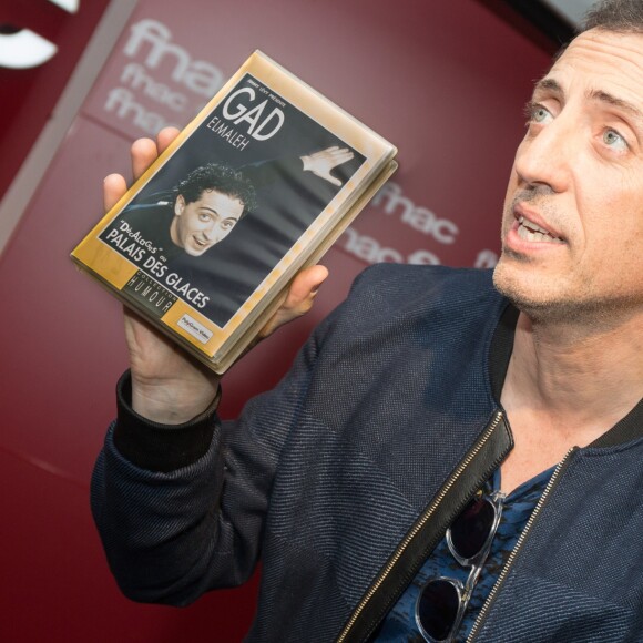 Exclusif - Gad Elmaleh lors d'une séance de dédicace pour sa bande dessinée (BD) ''Le Blond'' à la FNAC Saint-Lazare à Paris, le 17 mars 2017. © Tiziano Da Silva / Bestimage