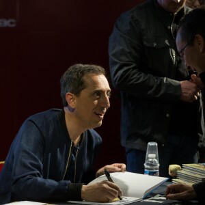 Exclusif - Gad Elmaleh lors d'une séance de dédicace pour sa bande dessinée (BD) ''Le Blond'' à la FNAC Saint-Lazare à Paris, le 17 mars 2017. © Tiziano Da Silva / Bestimage