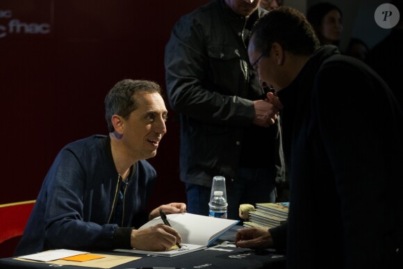 Exclusif - Gad Elmaleh lors d'une séance de dédicace pour sa bande dessinée (BD) ''Le Blond'' à la FNAC Saint-Lazare à Paris, le 17 mars 2017. © Tiziano Da Silva / Bestimage
