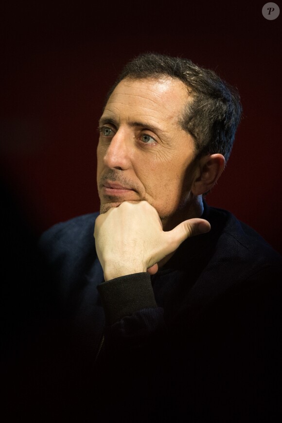 Exclusif - Gad Elmaleh lors d'une séance de dédicace pour sa bande dessinée (BD) ''Le Blond'' à la FNAC Saint-Lazare à Paris, le 17 mars 2017. © Tiziano Da Silva / Bestimage