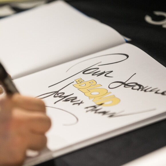 Exclusif - Gad Elmaleh lors d'une séance de dédicace pour sa bande dessinée (BD) ''Le Blond'' à la FNAC Saint-Lazare à Paris, le 17 mars 2017. © Tiziano Da Silva / Bestimage