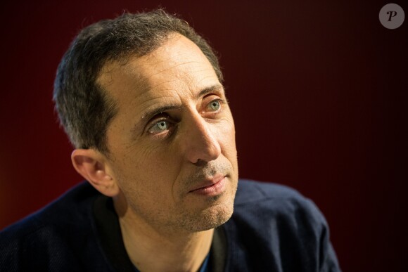 Exclusif - Gad Elmaleh lors d'une séance de dédicace pour sa bande dessinée (BD) ''Le Blond'' à la FNAC Saint-Lazare à Paris, le 17 mars 2017. © Tiziano Da Silva / Bestimage
