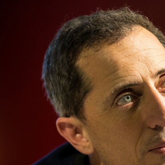 Exclusif - Gad Elmaleh lors d'une séance de dédicace pour sa bande dessinée (BD) ''Le Blond'' à la FNAC Saint-Lazare à Paris, le 17 mars 2017. © Tiziano Da Silva / Bestimage