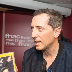 Exclusif - Gad Elmaleh lors d'une séance de dédicace pour sa bande dessinée (BD) ''Le Blond'' à la FNAC Saint-Lazare à Paris, le 17 mars 2017. © Tiziano Da Silva / Bestimage