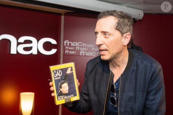 Exclusif - Gad Elmaleh lors d'une séance de dédicace pour sa bande dessinée (BD) ''Le Blond'' à la FNAC Saint-Lazare à Paris, le 17 mars 2017. © Tiziano Da Silva / Bestimage