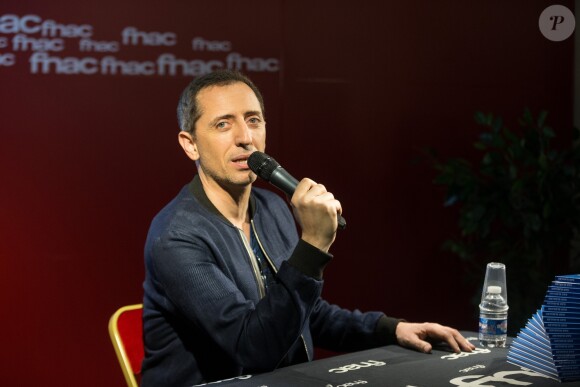 Exclusif - Gad Elmaleh lors d'une séance de dédicace pour sa bande dessinée (BD) ''Le Blond'' à la FNAC Saint-Lazare à Paris, le 17 mars 2017. © Tiziano Da Silva / Bestimage