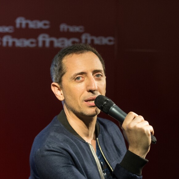 Exclusif - Gad Elmaleh lors d'une séance de dédicace pour sa bande dessinée (BD) ''Le Blond'' à la FNAC Saint-Lazare à Paris, le 17 mars 2017. © Tiziano Da Silva / Bestimage