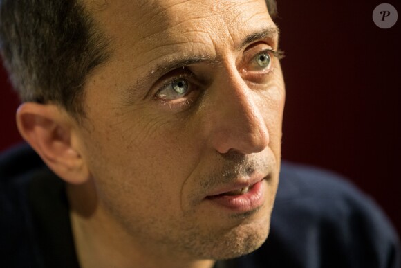 Exclusif - Gad Elmaleh lors d'une séance de dédicace pour sa bande dessinée (BD) ''Le Blond'' à la FNAC Saint-Lazare à Paris, le 17 mars 2017. © Tiziano Da Silva / Bestimage
