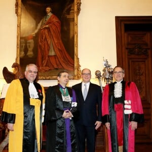 Exclusif - Le prince Albert II de Monaco s'est vu remettre le titre et les insignes de Docteur Honoris Causa dans le grand salon de la Sorbonne, sous l'égide de Jean Chambaz, président de l'université Pierre et Marie Curie à Paris, le 21 mars 2017, en reconnaissance de son engagement dans la lutte contre le réchauffement climatique et la préservation de l'environnement. © Dominique Jacovides/Bestimage