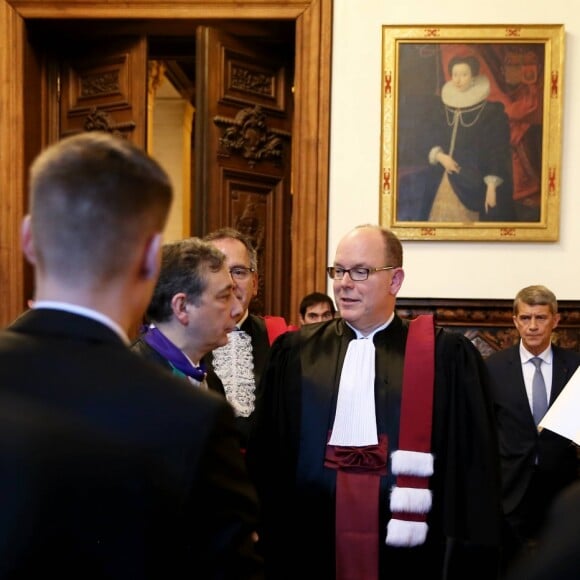 Exclusif - Le prince Albert II de Monaco s'est vu remettre le titre et les insignes de Docteur Honoris Causa dans le grand salon de la Sorbonne, sous l'égide de Jean Chambaz, président de l'université Pierre et Marie Curie à Paris, le 21 mars 2017, en reconnaissance de son engagement dans la lutte contre le réchauffement climatique et la préservation de l'environnement. © Dominique Jacovides/Bestimage