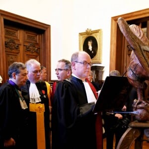 Exclusif - Le prince Albert II de Monaco s'est vu remettre le titre et les insignes de Docteur Honoris Causa dans le grand salon de la Sorbonne, sous l'égide de Jean Chambaz, président de l'université Pierre et Marie Curie à Paris, le 21 mars 2017, en reconnaissance de son engagement dans la lutte contre le réchauffement climatique et la préservation de l'environnement. © Dominique Jacovides/Bestimage