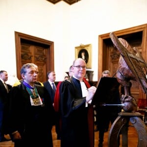 Exclusif - Le prince Albert II de Monaco s'est vu remettre le titre et les insignes de Docteur Honoris Causa dans le grand salon de la Sorbonne, sous l'égide de Jean Chambaz, président de l'université Pierre et Marie Curie à Paris, le 21 mars 2017, en reconnaissance de son engagement dans la lutte contre le réchauffement climatique et la préservation de l'environnement. © Dominique Jacovides/Bestimage