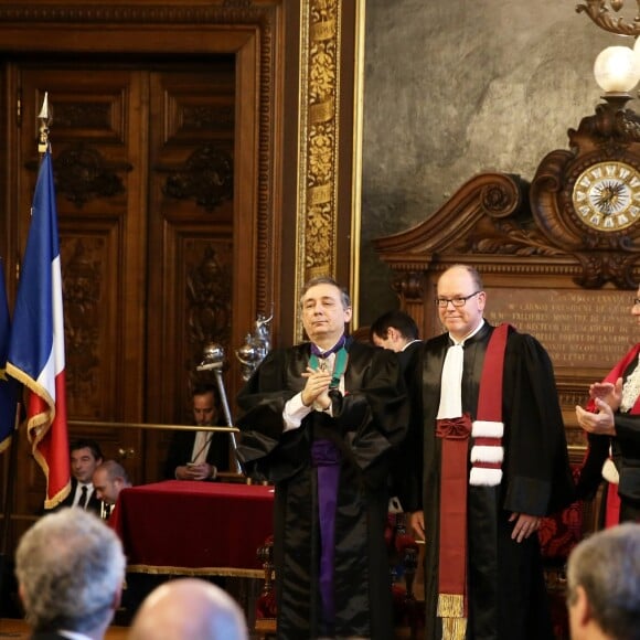 Exclusif - Le prince Albert II de Monaco s'est vu remettre le titre et les insignes de Docteur Honoris Causa dans le grand salon de la Sorbonne, sous l'égide de Jean Chambaz, président de l'université Pierre et Marie Curie à Paris, le 21 mars 2017, en reconnaissance de son engagement dans la lutte contre le réchauffement climatique et la préservation de l'environnement. © Dominique Jacovides/Bestimage