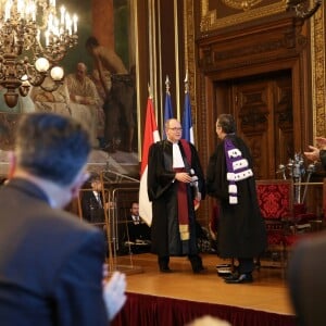 Exclusif - Le prince Albert II de Monaco s'est vu remettre le titre et les insignes de Docteur Honoris Causa dans le grand salon de la Sorbonne, sous l'égide de Jean Chambaz, président de l'université Pierre et Marie Curie à Paris, le 21 mars 2017, en reconnaissance de son engagement dans la lutte contre le réchauffement climatique et la préservation de l'environnement. © Dominique Jacovides/Bestimage