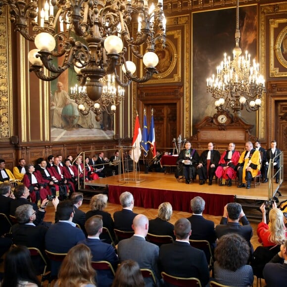 Exclusif - Le prince Albert II de Monaco s'est vu remettre le titre et les insignes de Docteur Honoris Causa dans le grand salon de la Sorbonne, sous l'égide de Jean Chambaz, président de l'université Pierre et Marie Curie à Paris, le 21 mars 2017, en reconnaissance de son engagement dans la lutte contre le réchauffement climatique et la préservation de l'environnement. © Dominique Jacovides/Bestimage