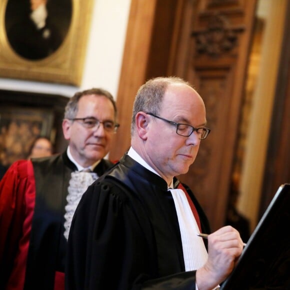 Exclusif - Le prince Albert II de Monaco s'est vu remettre le titre et les insignes de Docteur Honoris Causa dans le grand salon de la Sorbonne, sous l'égide de Jean Chambaz, président de l'université Pierre et Marie Curie à Paris, le 21 mars 2017, en reconnaissance de son engagement dans la lutte contre le réchauffement climatique et la préservation de l'environnement. © Dominique Jacovides/Bestimage