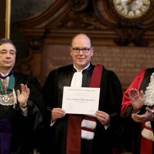 Exclusif - Le prince Albert II de Monaco s'est vu remettre le titre et les insignes de Docteur Honoris Causa dans le grand salon de la Sorbonne, sous l'égide de Jean Chambaz, président de l'université Pierre et Marie Curie à Paris, le 21 mars 2017, en reconnaissance de son engagement dans la lutte contre le réchauffement climatique et la préservation de l'environnement. © Dominique Jacovides/Bestimage