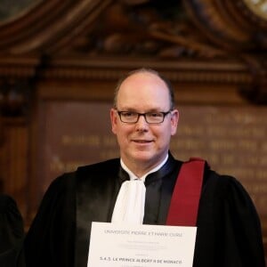 Exclusif - Le prince Albert II de Monaco s'est vu remettre le titre et les insignes de Docteur Honoris Causa dans le grand salon de la Sorbonne, sous l'égide de Jean Chambaz, président de l'université Pierre et Marie Curie à Paris, le 21 mars 2017, en reconnaissance de son engagement dans la lutte contre le réchauffement climatique et la préservation de l'environnement. © Dominique Jacovides/Bestimage