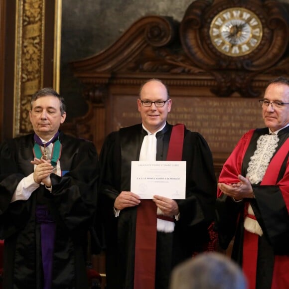 Exclusif - Le prince Albert II de Monaco s'est vu remettre le titre et les insignes de Docteur Honoris Causa dans le grand salon de la Sorbonne, sous l'égide de Jean Chambaz, président de l'université Pierre et Marie Curie à Paris, le 21 mars 2017, en reconnaissance de son engagement dans la lutte contre le réchauffement climatique et la préservation de l'environnement. © Dominique Jacovides/Bestimage