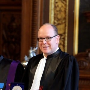 Exclusif - Le prince Albert II de Monaco s'est vu remettre le titre et les insignes de Docteur Honoris Causa dans le grand salon de la Sorbonne, sous l'égide de Jean Chambaz, président de l'université Pierre et Marie Curie à Paris, le 21 mars 2017, en reconnaissance de son engagement dans la lutte contre le réchauffement climatique et la préservation de l'environnement. © Dominique Jacovides/Bestimage