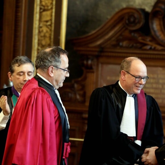 Exclusif - Le prince Albert II de Monaco s'est vu remettre le titre et les insignes de Docteur Honoris Causa dans le grand salon de la Sorbonne, sous l'égide de Jean Chambaz, président de l'université Pierre et Marie Curie à Paris, le 21 mars 2017, en reconnaissance de son engagement dans la lutte contre le réchauffement climatique et la préservation de l'environnement. © Dominique Jacovides/Bestimage