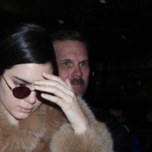Kendall Jenner porte un blouson en fausse fourrure à son arrivée à l'aéroport de LAX à Los Angeles, le 7 mars 2017
