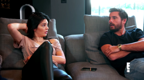Kendall Jenner évoquant son harceleur face à Scott Disick dans l'épisode de "L'incroyable famille Kardashian" diffusé le 26 mars 2017
