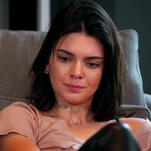 Kendall Jenner évoquant son harceleur dans l'épisode de "L'incroyable famille Kardashian" diffusé le 26 mars 2017