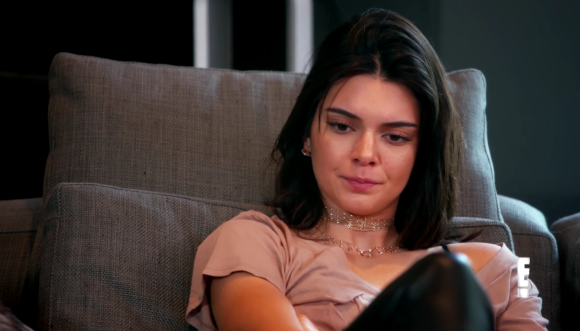 Kendall Jenner évoquant son harceleur dans l'épisode de "L'incroyable famille Kardashian" diffusé le 26 mars 2017