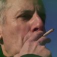 Bernard de La Villardière fume un joint pour les besoins de son émission Dossier Tabou