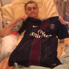 Pierre Ménès, à l'hôpital, pose avec le maillot du PSG dédicacé. Photo postée sur Twitter le 28 décembre 2016.