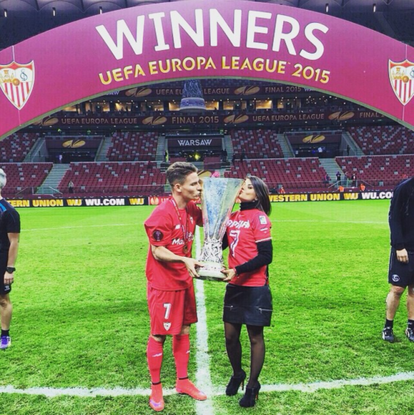 Kevin Gameiro célébrant avec sa femme Lina la victoire du FC Séville en Europa League en 2015, photo Instagram.