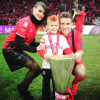 Kevin Gameiro célébrant avec sa femme Lina et leur fils aîné la victoire du FC Séville en Europa League en 2015, photo Instagram.