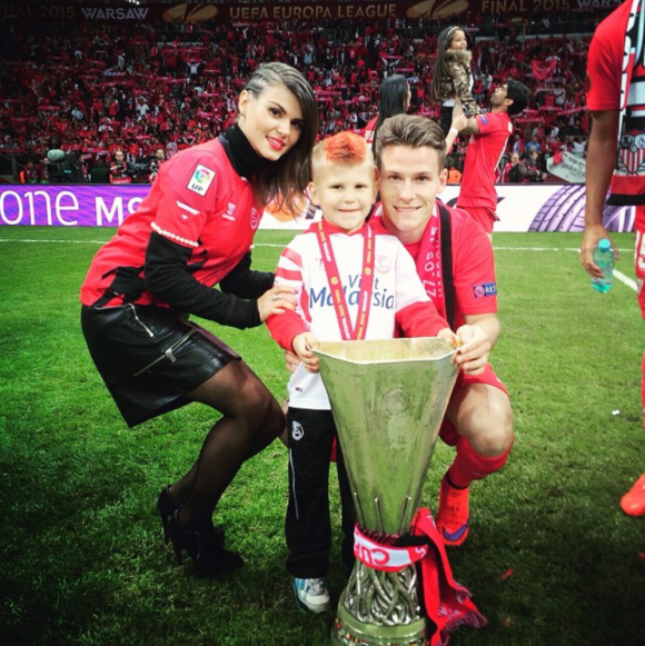 Kevin Gameiro célébrant avec sa femme Lina et leur fils aîné la victoire du FC Séville en Europa League en 2015, photo Instagram.