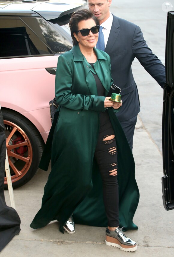 Kris Jenner (habillée en vert pour la St Patrick) - La famille Kardashian fête l'anniversaire de Rob Kardashian à Los Angeles, le 17 mars 2017.