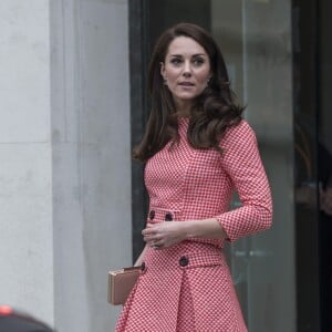 Kate Middleton, duchesse de Cambridge, assiste au lancement d'une série de film sur la santé mentale des femmes au Collège Royal des obstétriciens et des gynécologues à Londres, le 23 mars 2017.